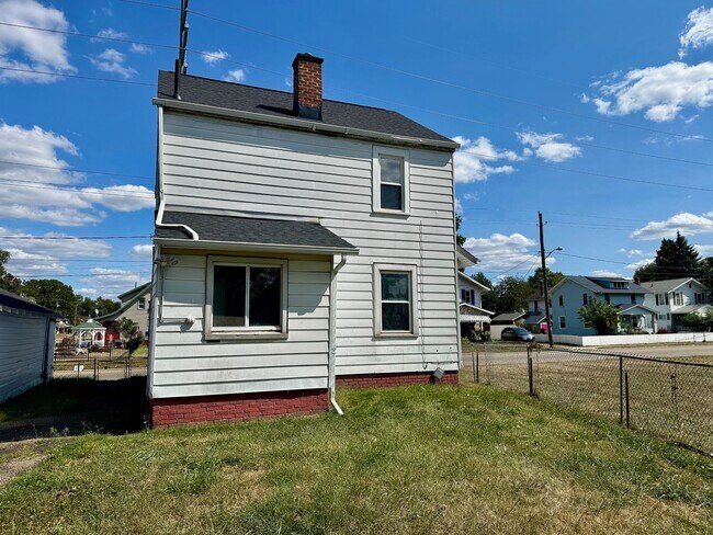 Photo - 323 Belden Ave SE