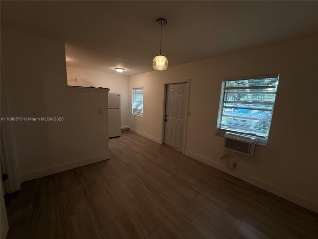 Building Photo - 930 SW 29th St Unit A-C