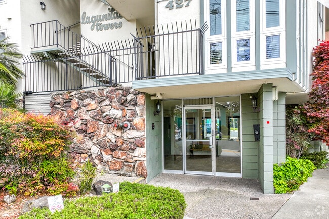 Entrada del edificio - Lagunitas Towers