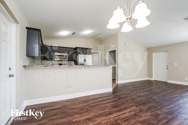 Photo - 325 Trafalgar Pkwy