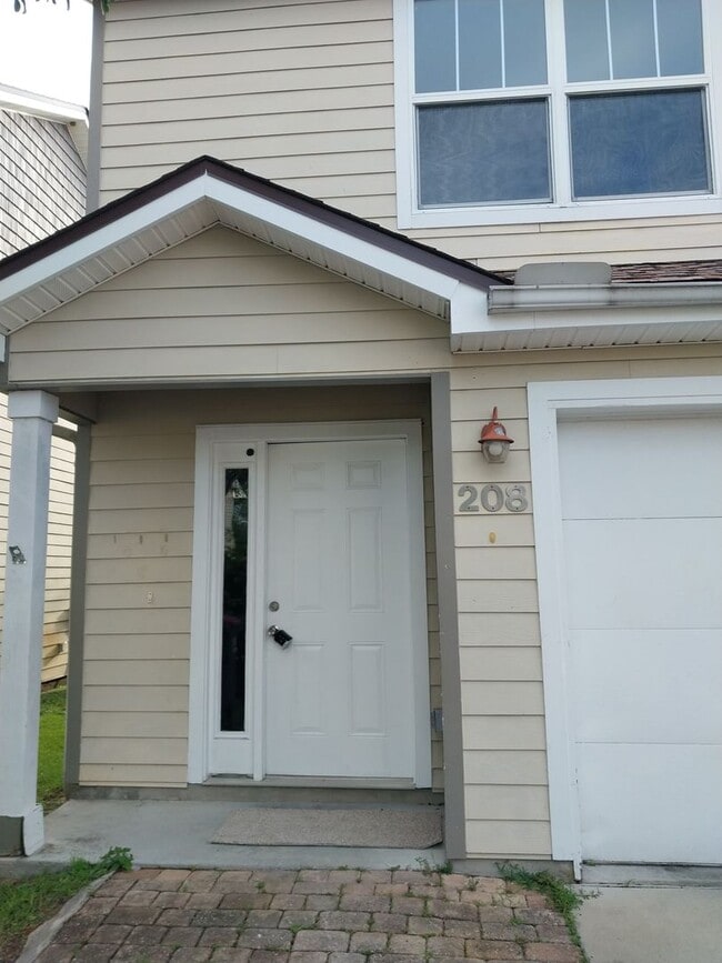 Building Photo - Cute townhome with 3 bd / 2.5 Bath