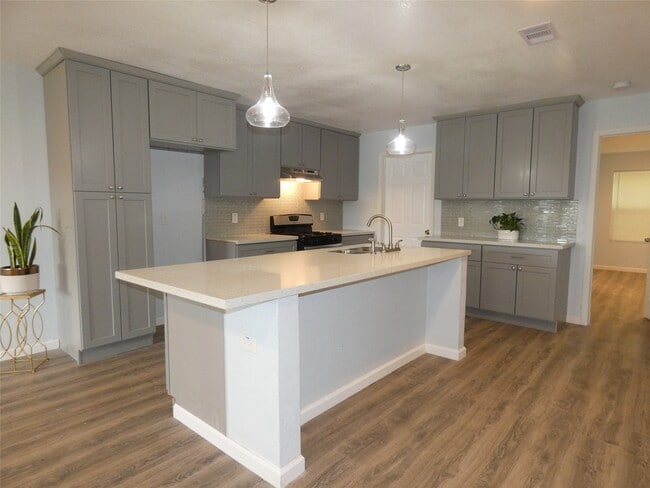 Photo - 8215 Canyon St