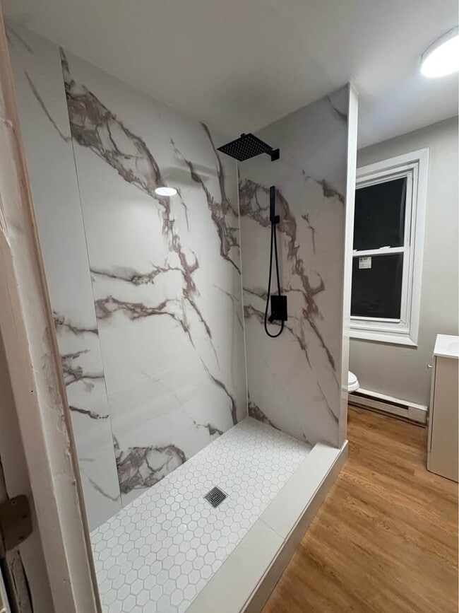 baño - 609 W Race St