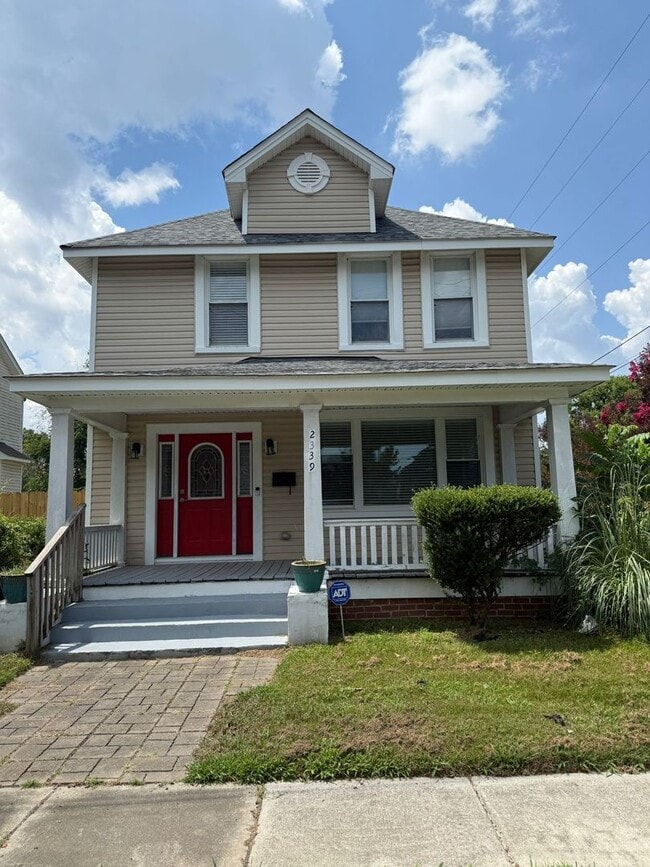 Building Photo - 4 bedroom 3 baths single family house clos...