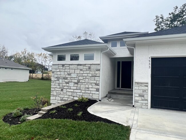 Photo - 1533 SW Hedgewood Ln