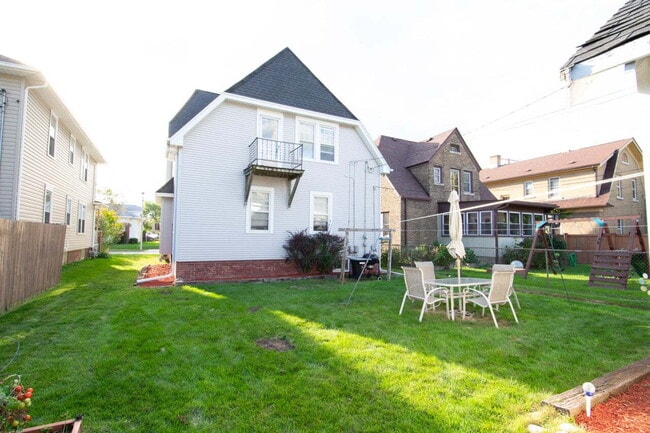 Building Photo - Lovely 2br upper Unit Upper