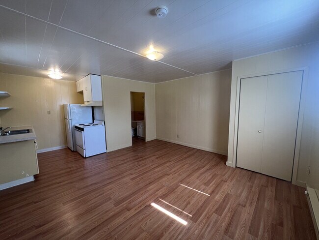 "Charming 1-Bedroom Retreat in Forsyth - Perfect for Cozy Living!"