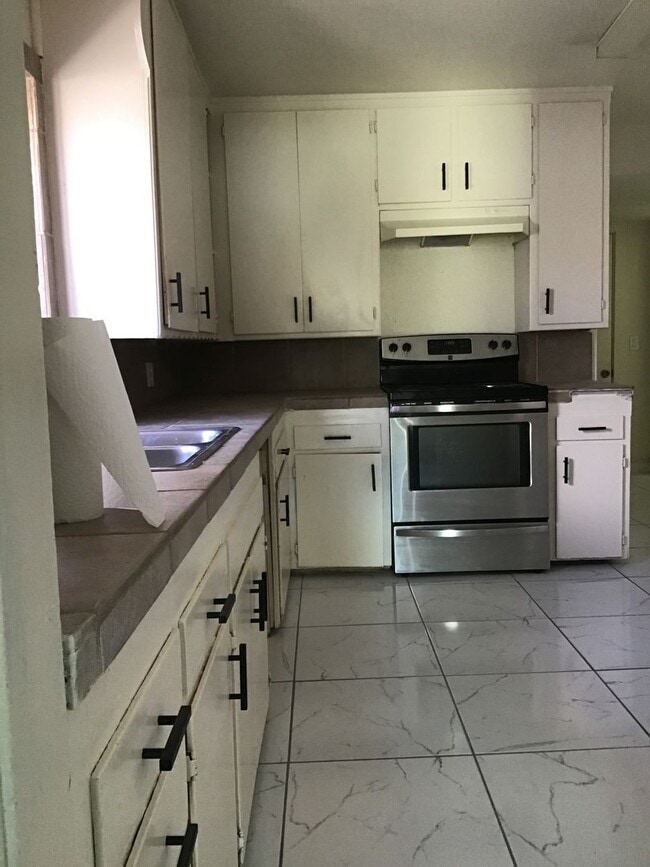 Building Photo - OL811/8171/2-Holmes, Kelsey Unit 811
