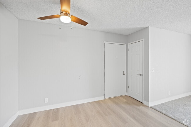 1BR, 1BA - 676 SF - Dining Room
