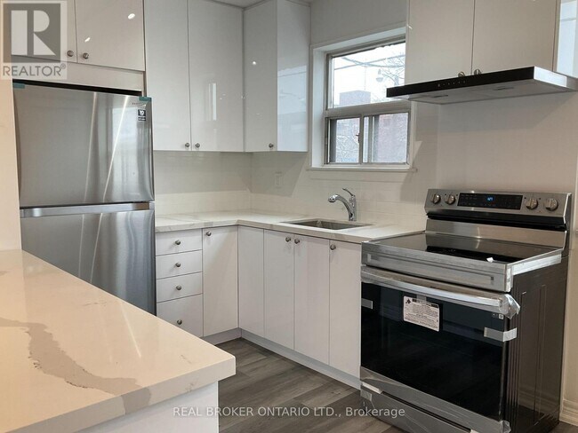 Photo - 2209 Gerrard St E