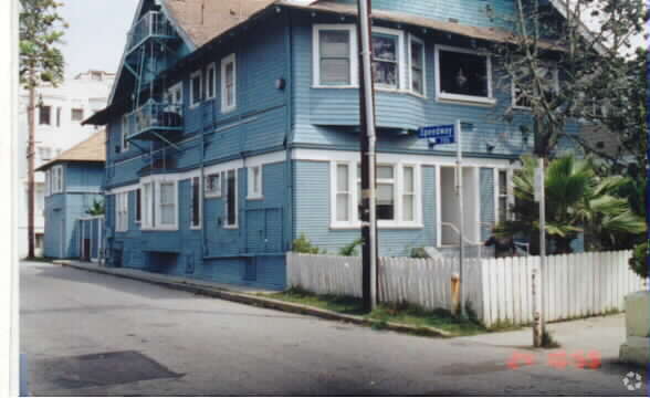 Building Photo - 17 Park Ave
