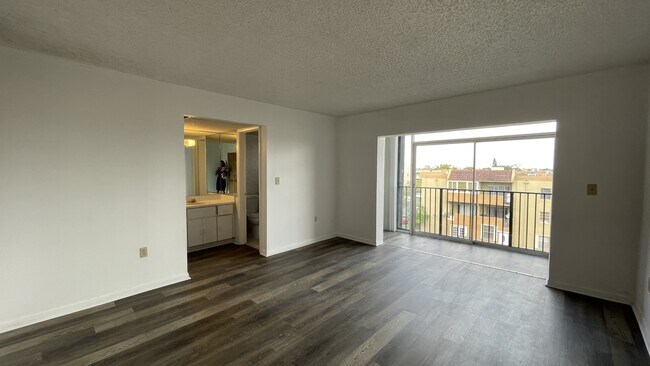 Photo - 1855 W 60th St