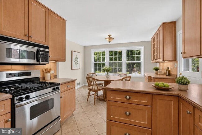 Photo - 6035 Chatsworth Ln