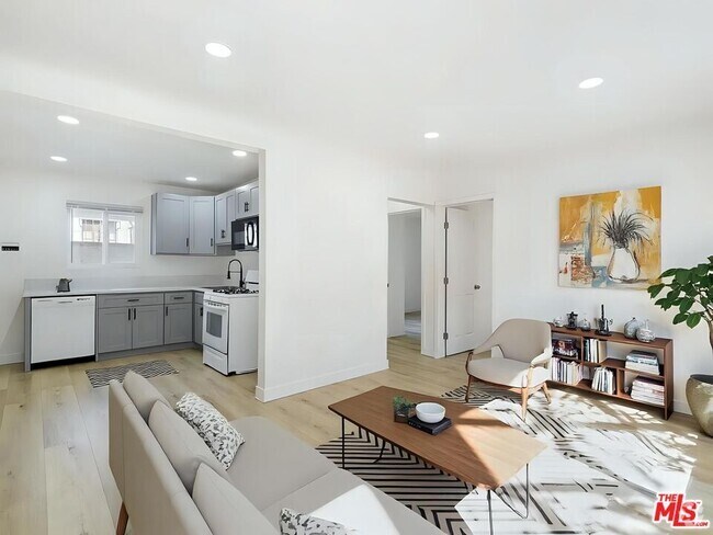 Building Photo - 11812 Main St Unit 11812 Rental