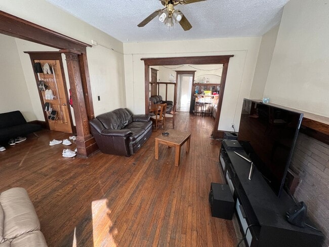 Building Photo - 2944 N Maryland Ave Unit Upper