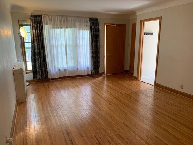Photo - Sunny 2-Bedroom Apartment with Heat Included – Great Location! Unidad 714 7th Ave So.  1