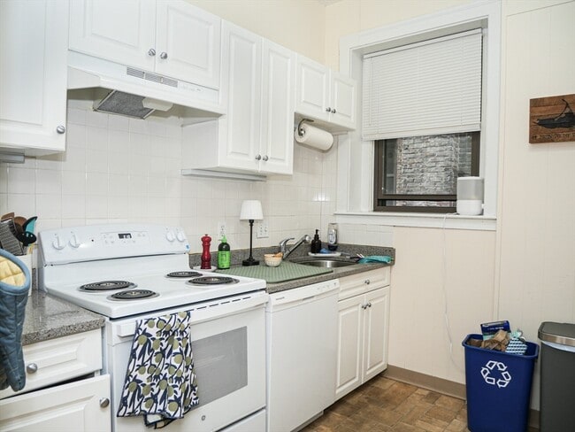 Building Photo - 1386 Beacon St Unit 2
