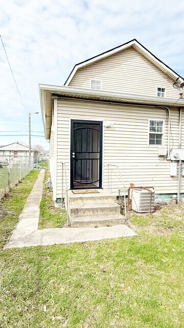 CENTER TOWNSHIP 3 BEDROOM HALF DUPLEX AVAILABLE NOW!