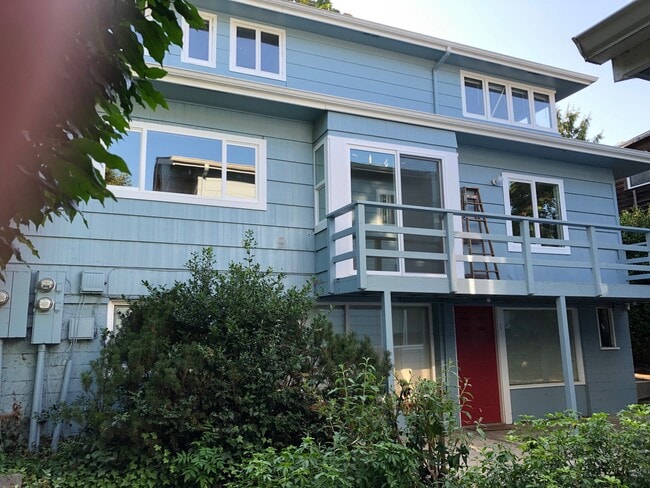 Back view of main floor - 1943 Onyx St Unit 1