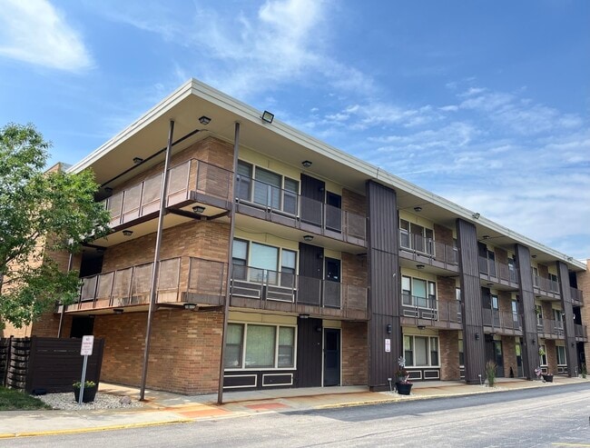 Building Photo - 9616 W Higgins Rd Unit 2G