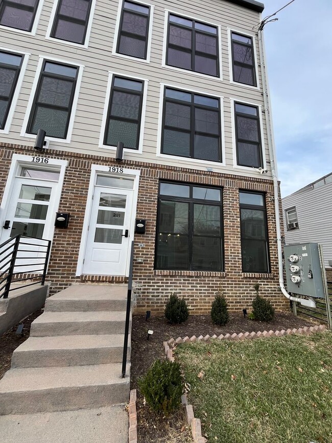 Gorgeous 3 BR/2 BA Apartment in Ivy City! - Gorgeous 3 BR/2 BA Apartment in Ivy City!