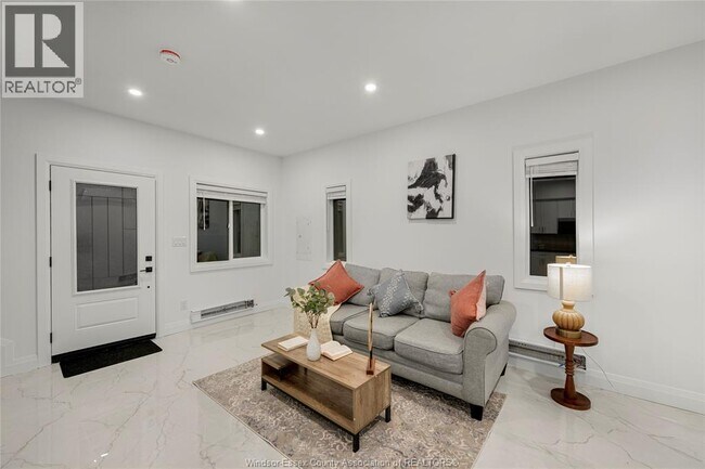 Photo - 663 Alexandrine St