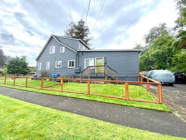 Building Photo - 1174000 Unit B