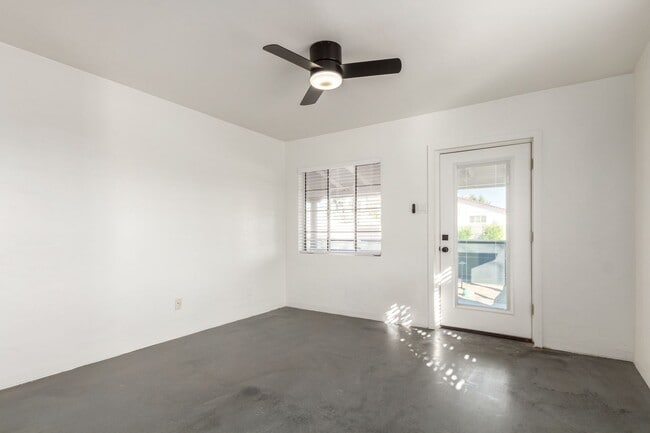 Building Photo - 2452 E Amelia Ave Unit 02