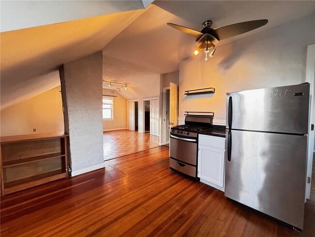 Photo - 72 Courtland St