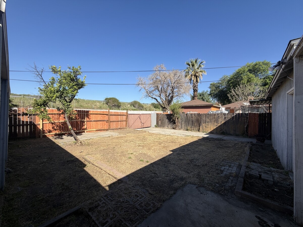 Photo - 858 W 23rd St