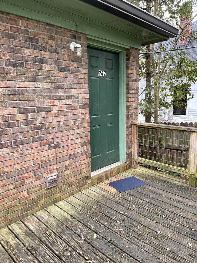 Building Photo - 2 bed 1 bath duplex on Barber St.