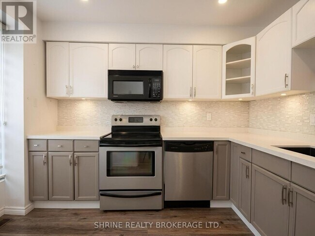 Photo - 626 Wharncliffe Rd S