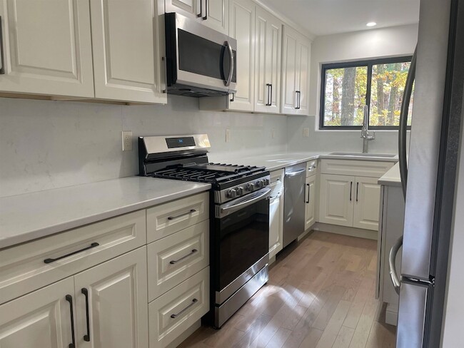 Photo - 64 Dunvegan Wds Dr