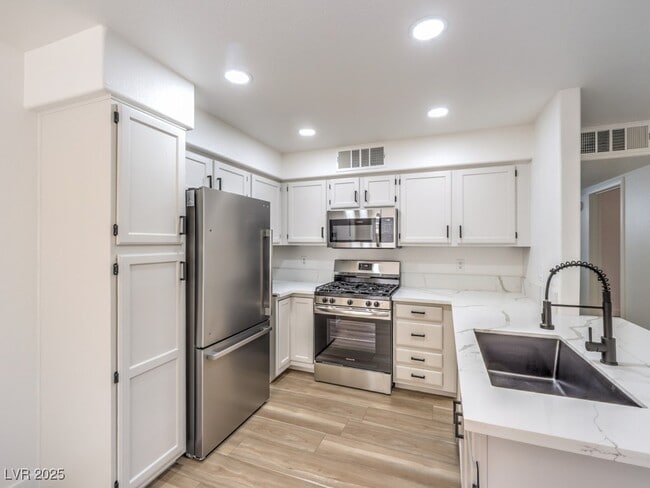 Building Photo - 3425 E Russell Rd Unit 114 Rental