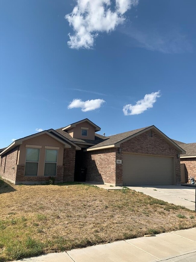 Building Photo - 905 E 98th St