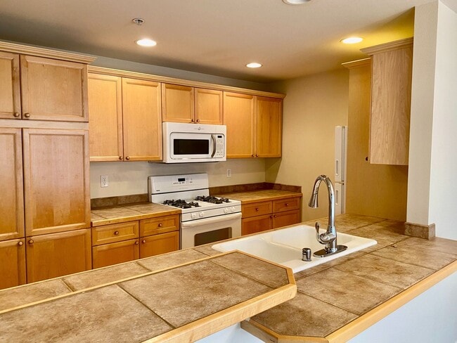 Photo - Beautiful Condo Within Walking Distance of Downtown Redmond!!