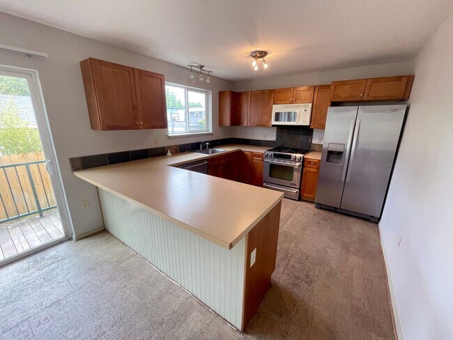 Photo - Great 6 bed, 6 bath Duplex Unit in North Portland with Laundry, Patio