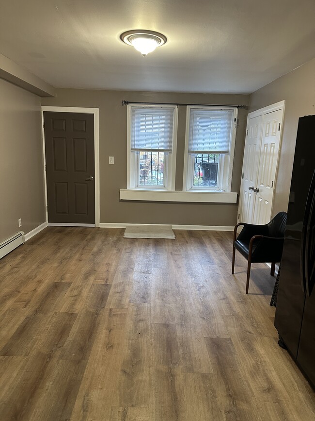 Photo - 207 Clerk St