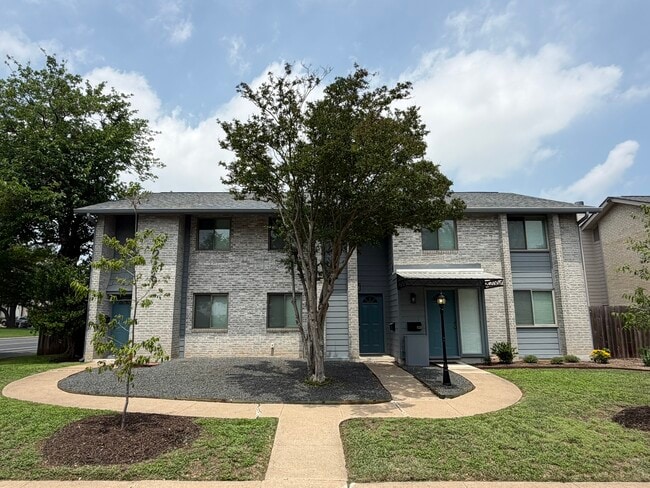 Building Photo - 3216 Crosscreek Dr Unit 102