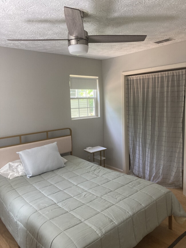 Queensize bedroom - 2255 Winterville Rd Unit C