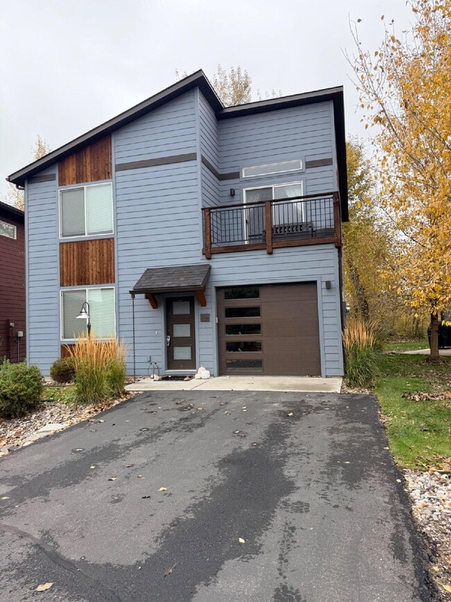 Building Photo - Gorgeous and Quiet 3 Bed 2.5 Bath Home in ...