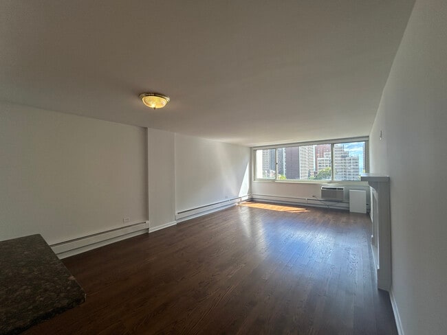 Building Photo - 1350 N Dearborn St Rental