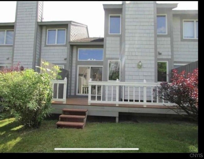 Building Photo - 372 Summerhaven Dr N