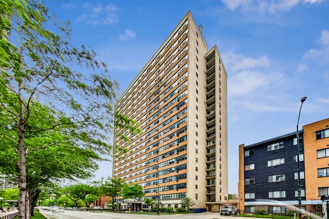 Building Photo - 6030 N Sheridan Rd