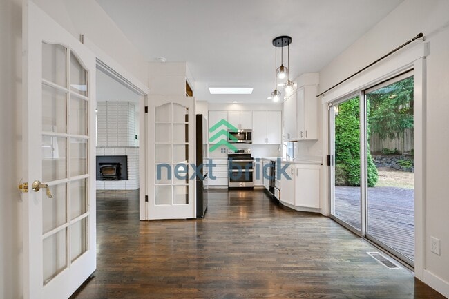 "Charming Bellevue 4-Bed Oasis with 2 Baths - Spacious 1560 Sq Ft Retreat!"