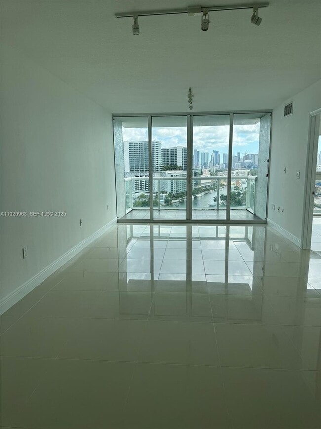 Photo - 1861 NW S River Dr Unidad 2010