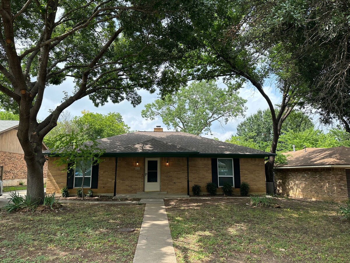 3 Bedroom/2 Bath/ 2 Car Carport Brick Home - 3 Bedroom/2 Bath/ 2 Car Carport Brick Home