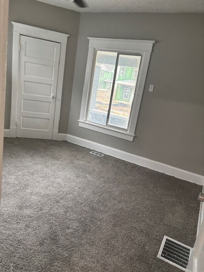 Photo - 4 bedroom House On Lasalle St!