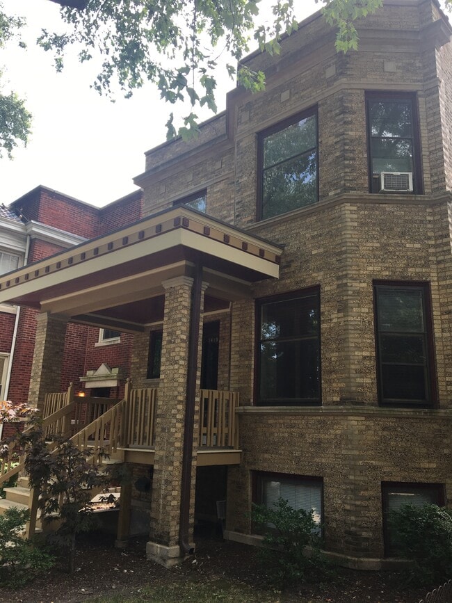 Front of Building - 1419 W Balmoral Ave Apartments Unit Garden Cutie