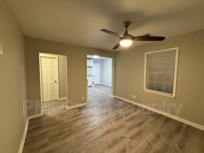 Photo - 203 W Knoxville St